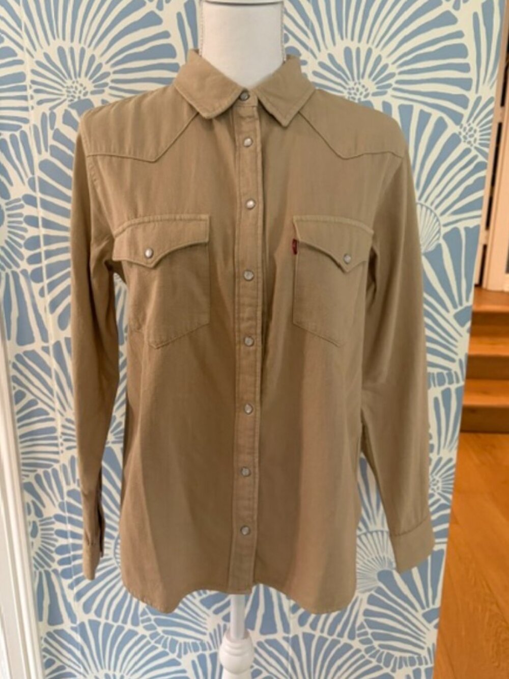 NWT Women's Tan Levi's Standard Western Fit Shirt Size Medium - Picture 2 of 6